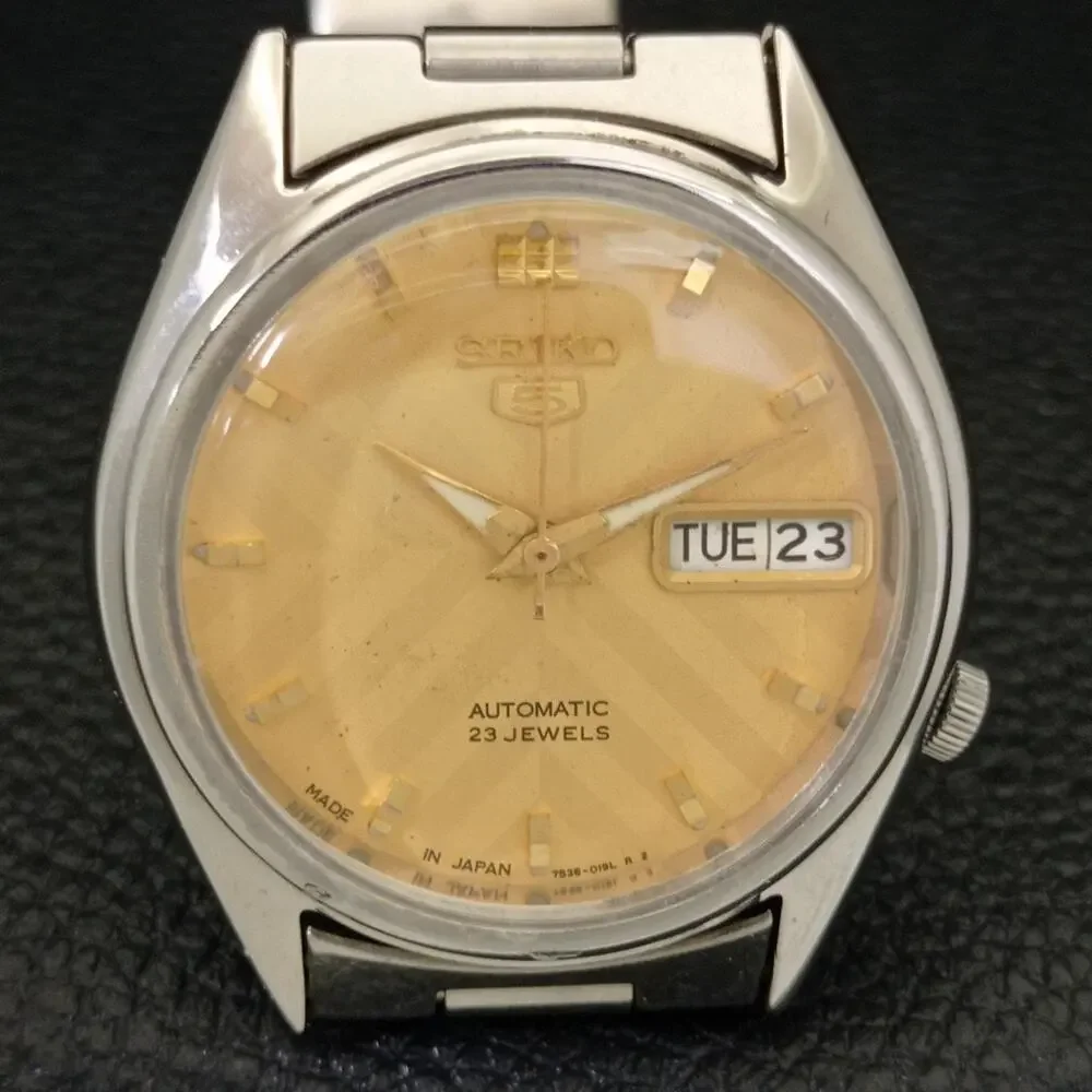 Vintage 1975 Seiko Automatic Mens Silver Watch W/daydate & Gold accents